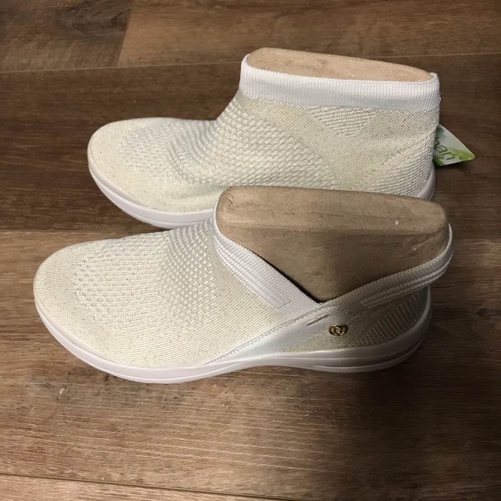 NWT…Bzees Cloud Technology tan/gold shoes